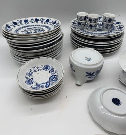 Porcelain dinnerware set
Mismatched porcelain...