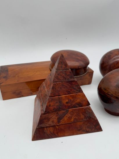 Set of wooden objects Spheres and geometric...