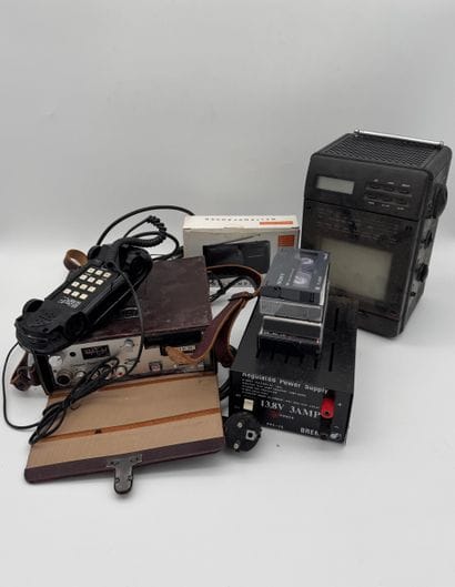 Lot of vintage electronics and radio
Including...