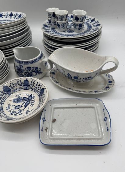 Porcelain dinnerware set
Mismatched porcelain...