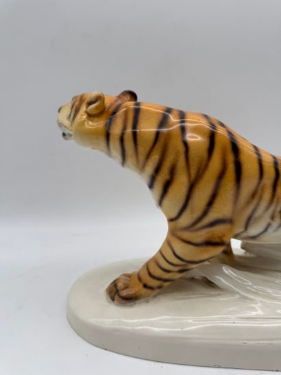 Otto Jarl (1856-1915), attributed to - Tiger
Porcelain...