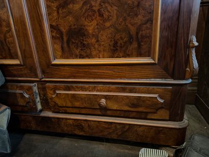 Armoire en noyer Armoire à deux portes et...