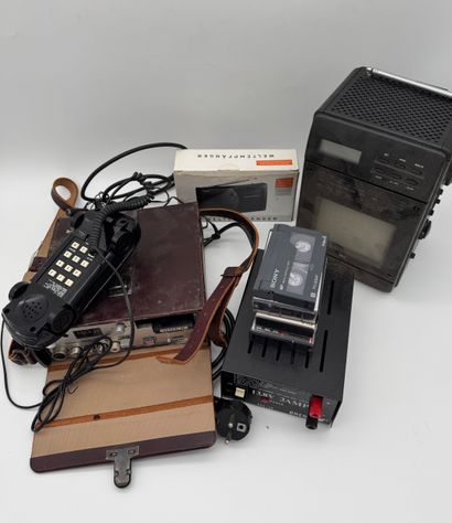 Lot of vintage electronics and radio
Including...