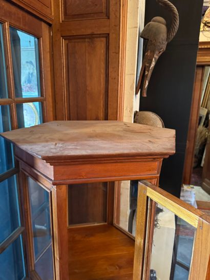 Vitrine hexagonale - Bois et vitrage
Vitrine...