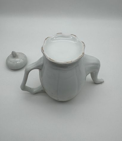 Coffee pot 
In molded white porcelain, with...