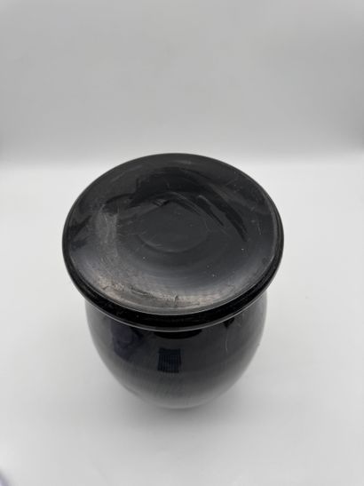 Hand-painted bird vase
Vase in composite...
