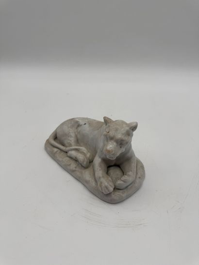 Lioness in porcelain 
Porcelain subject depicting...