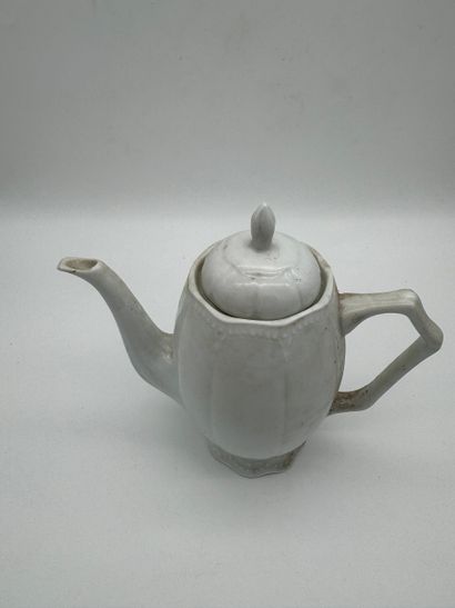 Coffee pot 
In molded white porcelain, with...