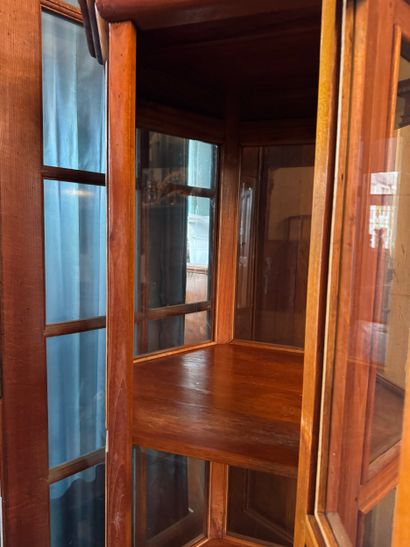 Vitrine hexagonale - Bois et vitrage
Vitrine...