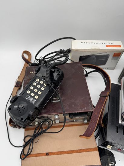 Lot of vintage electronics and radio
Including...