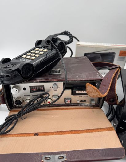 Lot of vintage electronics and radio
Including...