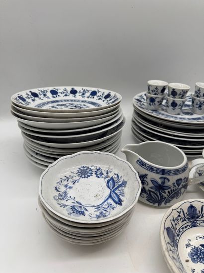 Porcelain dinnerware set
Mismatched porcelain...