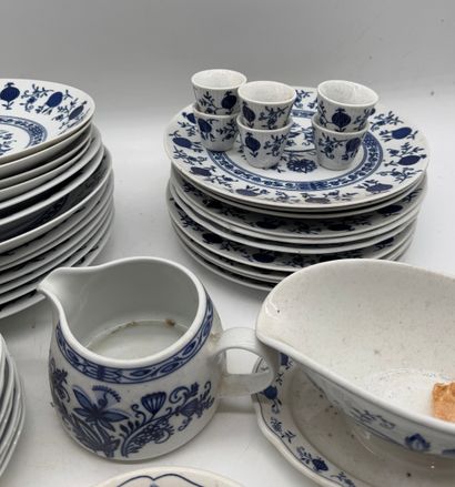 Porcelain dinnerware set
Mismatched porcelain...