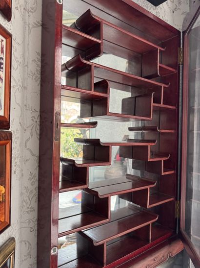 Vitrine murale asiatique en bois
Meuble vitrine...