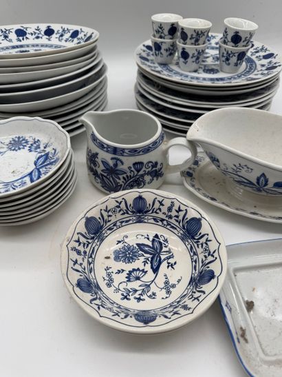 Porcelain dinnerware set
Mismatched porcelain...