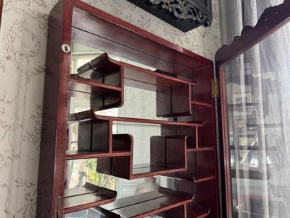 Vitrine murale asiatique en bois
Meuble vitrine...