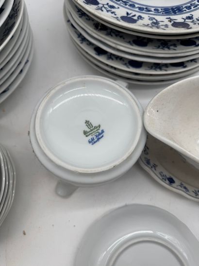 Porcelain dinnerware set
Mismatched porcelain...