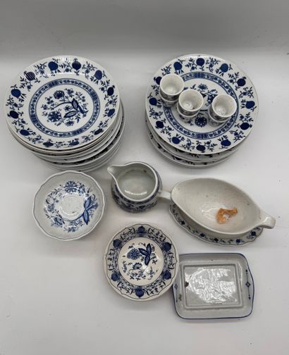 Porcelain dinnerware set
Mismatched porcelain...