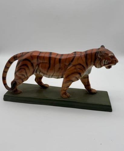 Ceramic tiger
Glazed ceramic sculpture of...
