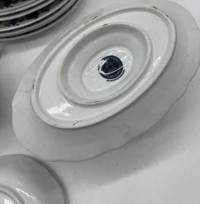 Porcelain dinnerware set
Mismatched porcelain...