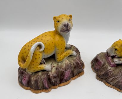 Pair of ceramic tigers - Staffordshire style
Two...