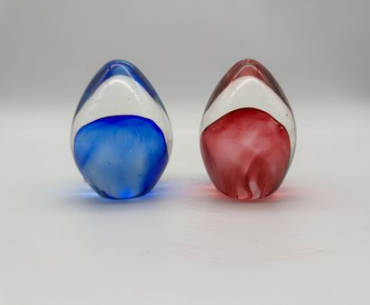 Set of two glass paperweights - egg shape,...