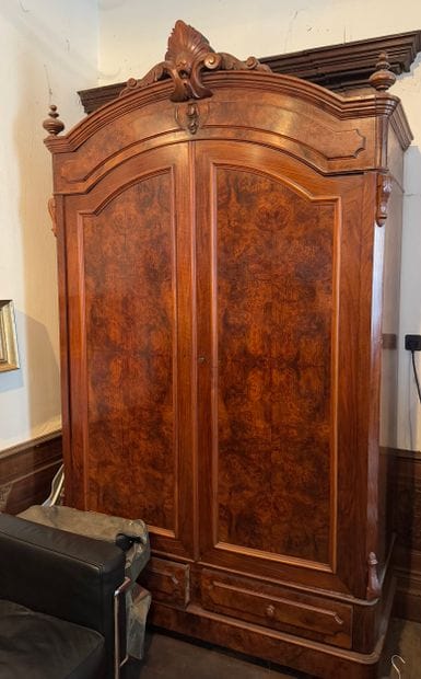 Armoire en noyer Armoire à deux portes et...