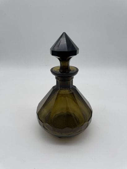Art Deco style smoked crystal liqueur decanter
Pan-shaped...