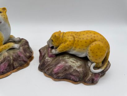 Pair of ceramic tigers - Staffordshire style
Two...