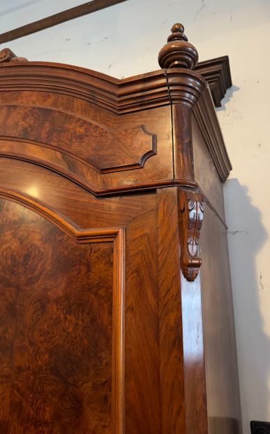 Armoire en noyer Armoire à deux portes et...