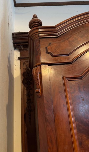 Armoire en noyer Armoire à deux portes et...