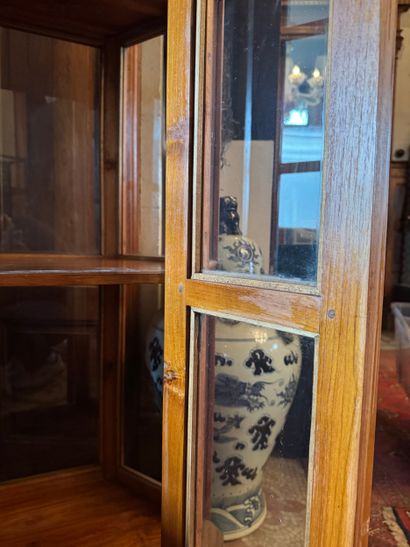 Vitrine hexagonale - Bois et vitrage
Vitrine...