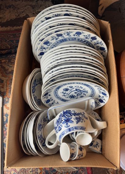 Porcelain dinnerware set
Mismatched porcelain...
