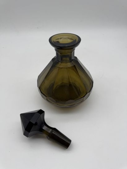 Art Deco style smoked crystal liqueur decanter
Pan-shaped...