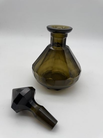 Art Deco style smoked crystal liqueur decanter
Pan-shaped...