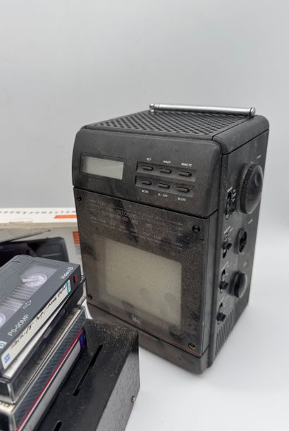Lot of vintage electronics and radio
Including...