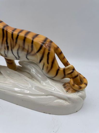 Otto Jarl (1856-1915), attributed to - Tiger
Porcelain...