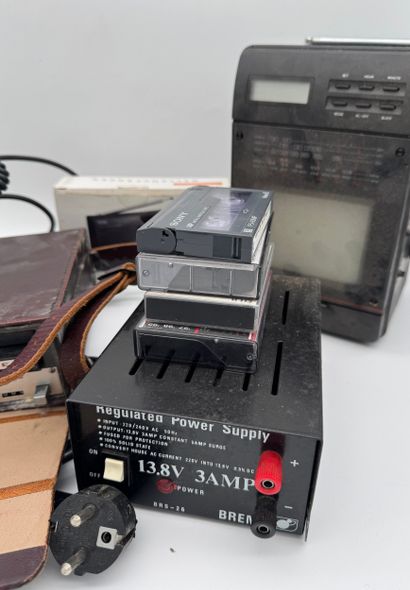 Lot of vintage electronics and radio
Including...