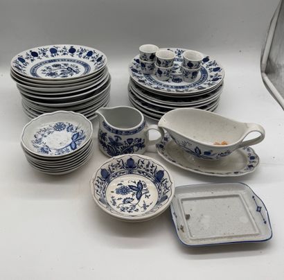 Porcelain dinnerware set
Mismatched porcelain...