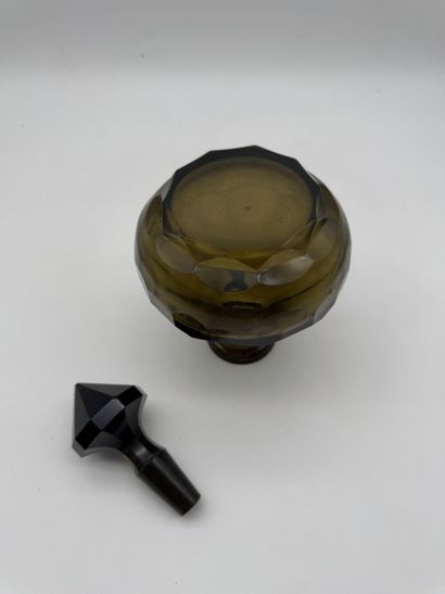 Art Deco style smoked crystal liqueur decanter
Pan-shaped...