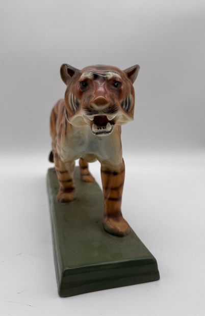 Ceramic tiger
Glazed ceramic sculpture of...