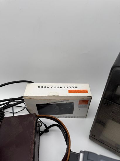 Lot of vintage electronics and radio
Including...
