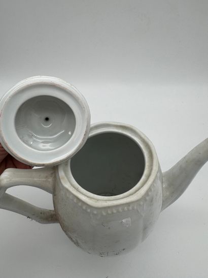 Coffee pot 
In molded white porcelain, with...