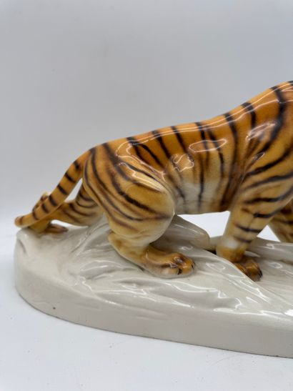 Otto Jarl (1856-1915), attributed to - Tiger
Porcelain...