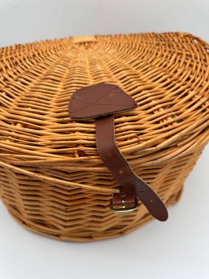Picnic-style wicker basket with garnish
Picnic-style...