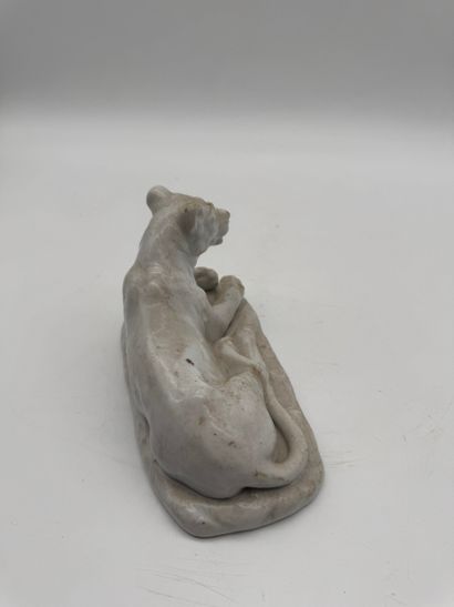 Lioness in porcelain 
Porcelain subject depicting...