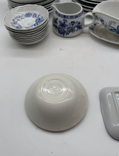 Porcelain dinnerware set
Mismatched porcelain...