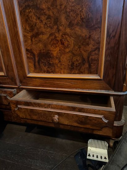 Armoire en noyer Armoire à deux portes et...