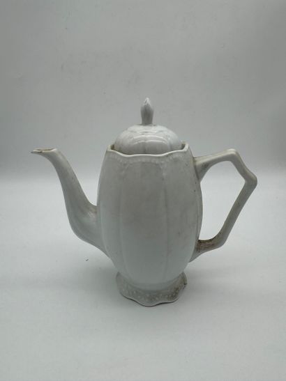 Coffee pot 
In molded white porcelain, with...