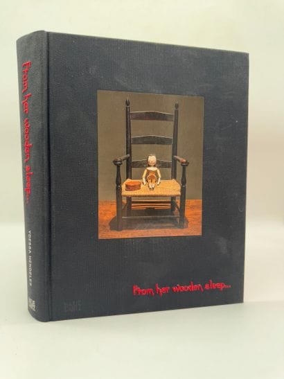 From her wooden sleep... de Vdessa Hendeles
Livre...